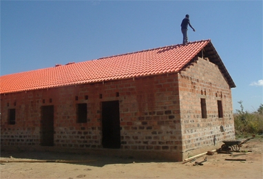 Roofer laying concrete roofing tiles